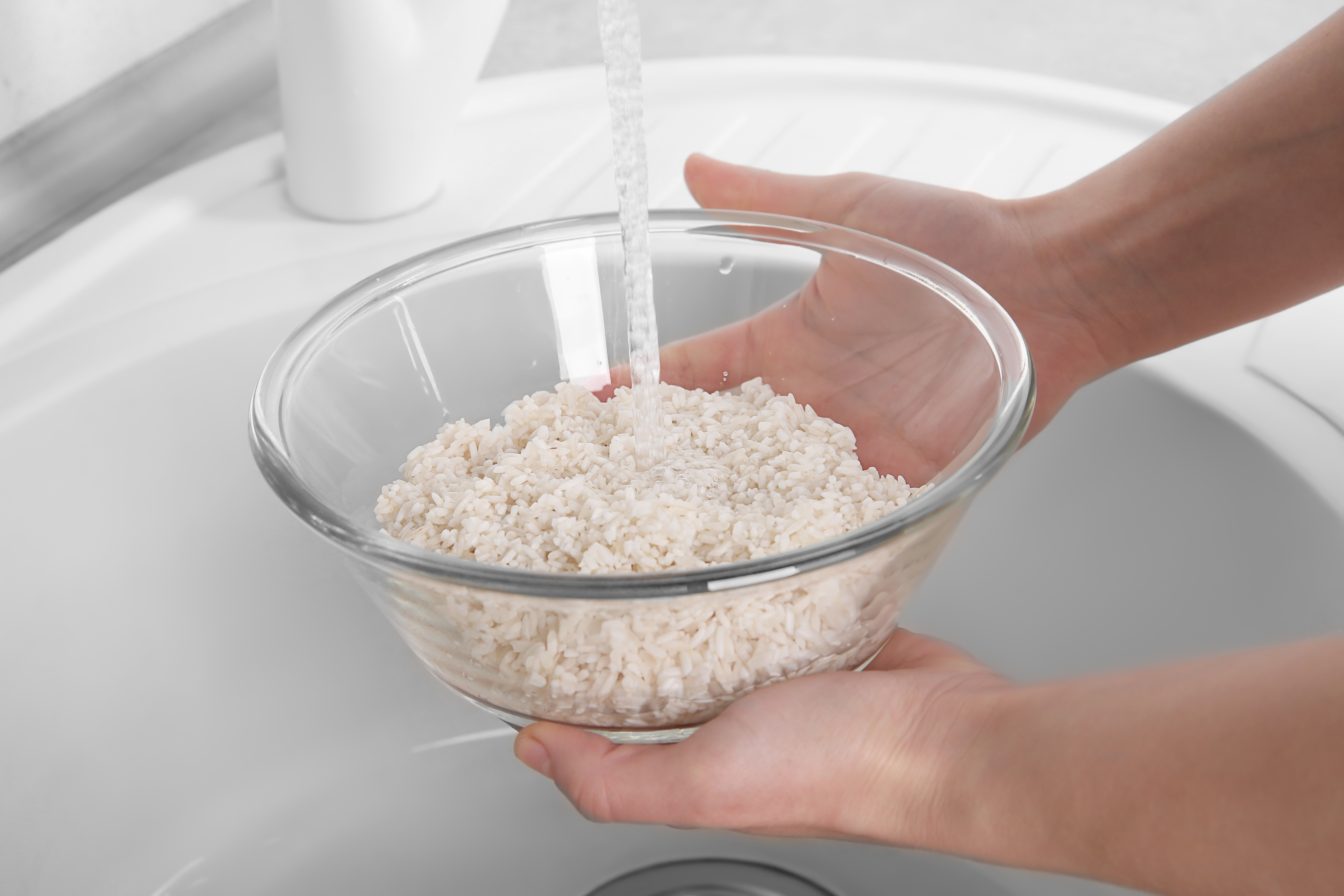 Warum Reis vor dem Kochen gewaschen werden sollte - Reiskocher.net